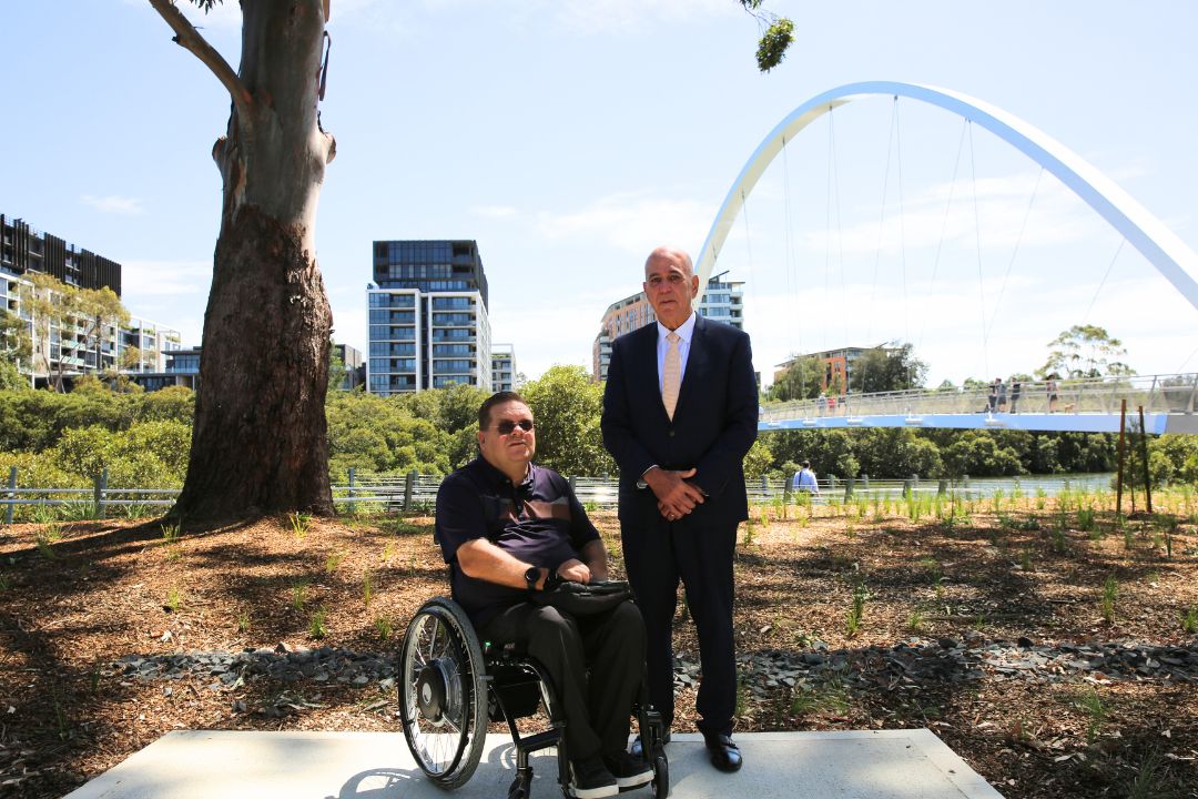 Lord Mayor in front of Alfred Bridge